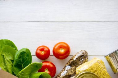 Hafif ahşap zemin üzerinde farklı ürünler serisi