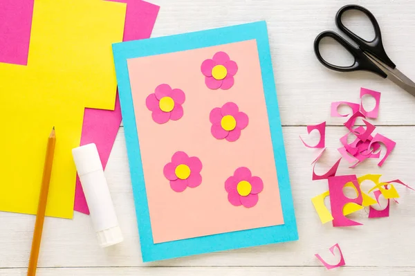 Anneler günü için çiçeklerle çocuk tebrik kartı hazırlıyorum.