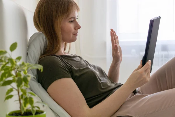 Mujer Joven Sentada Cama Haciendo Videocall Ising Tablet — Foto de Stock