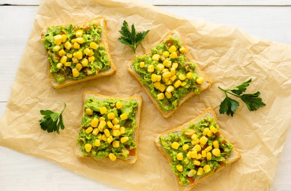 Tostadas Con Puré Aguacate Maíz Sobre Fondo Claro — Foto de Stock