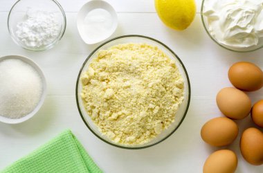 Adım adım cheesecake tarifi. Karışık tereyağı ve un ile kase