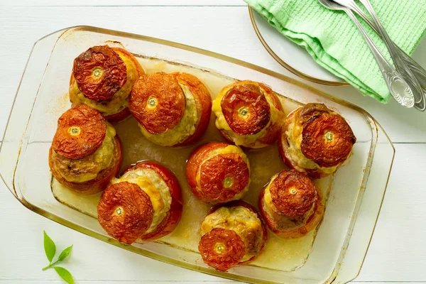 Tomates Horno Rellenos Pollo Picado Queso Sobre Fondo Blanco — Foto de Stock