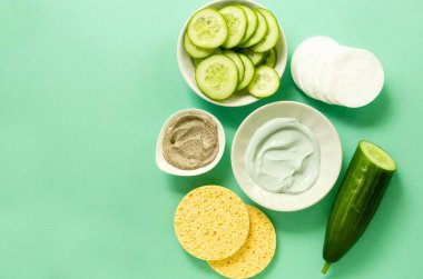 Yüz kilinden maske ve nane arkaplanı fırçala