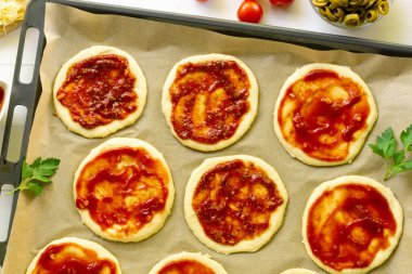 Domates soslu mini pizza pişirme işlemi