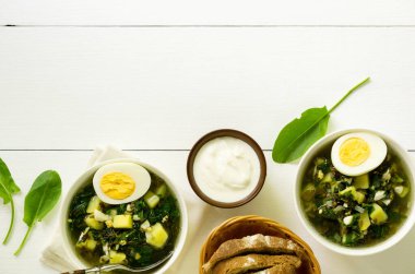 Yumurtalı ve patatesli kuş çorbası ve beyaz kaseler.