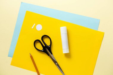 Origami şapkası yapmak için adım adım talimat. Renkli kağıt ve araçlar