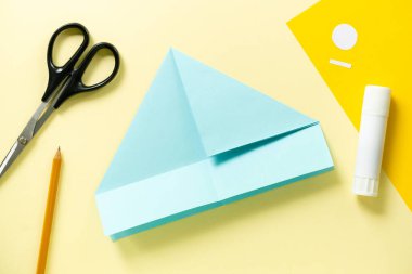 Origami kağıt şapka yapmak için adım adım talimatlar