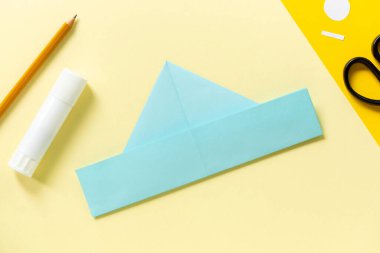 Origami kağıt şapka yapmak için adım adım talimatlar