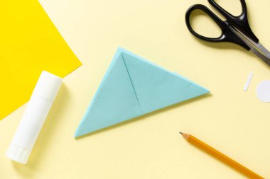 Origami kağıt şapka yapmak için adım adım talimatlar