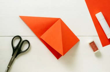 Yılbaşı ağacında origami kağıt feneri yapmak için adım adım talimat. Çocuklar ölüyor proje