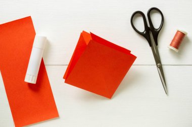Yılbaşı ağacında origami kağıt feneri yapmak için adım adım talimat. Çocuklar ölüyor proje