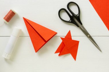 Yılbaşı ağacında origami kağıt feneri yapmak için adım adım talimat. Çocuklar ölüyor proje