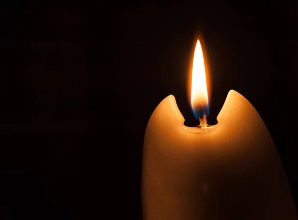 불타는 촛불을 닫는 모습 — 스톡 사진