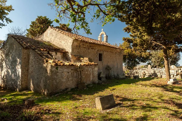 Old Church yanında Ustrine Cres Adası