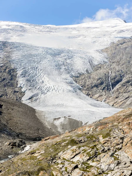 Gletsjer in de Oostenrijkse Alpen in summerross — Stockfoto