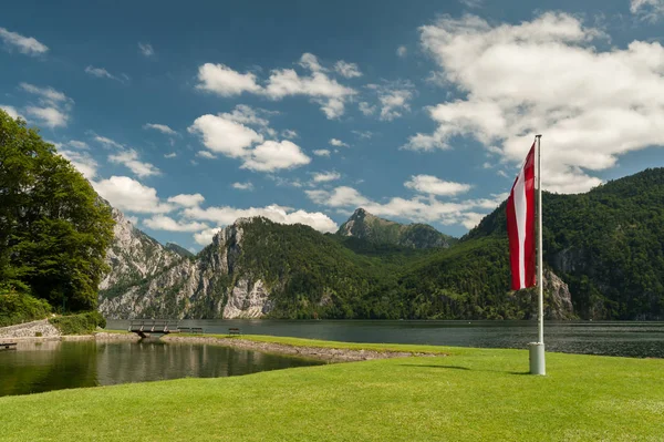 Bandeira austríaca em um dia ensolarado em Traunkirchen — Fotografia de Stock