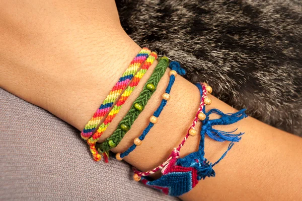 Kleurrijke vriendschap armband aan de kant van een kind — Stockfoto