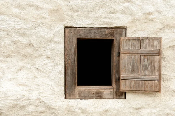 Avusturya eski bir tarım evde ahşap pencere — Stok fotoğraf