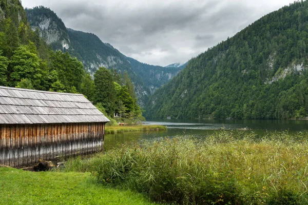 Toplitzsee com juncos e uma cabana em primeiro plano — Fotografia de Stock