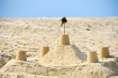 Sandcastle duvar ve sahilde kuleleri ile