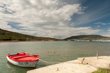 Cres bir koyda küçük kırmızı tekne