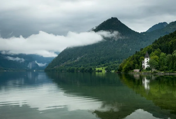 Grundlsee вранці з багатьох хмари — стокове фото