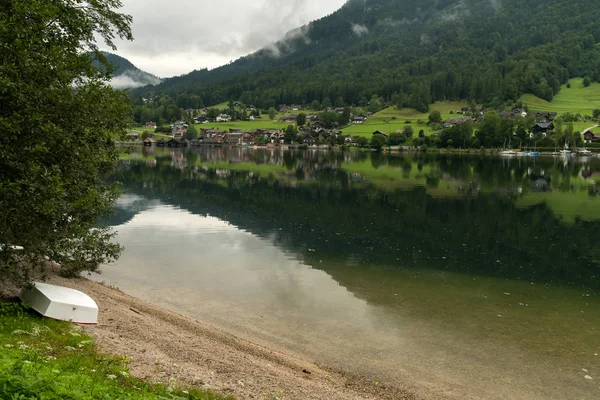 Grundlsee вранці з багатьох хмари — стокове фото