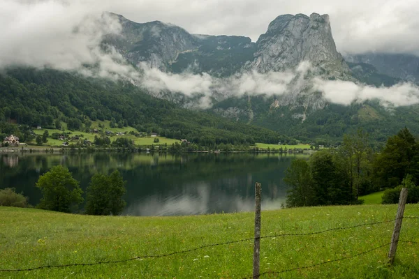 Grundlsee вранці з багатьох хмари — стокове фото