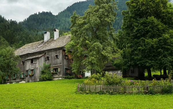 Stary dom w Alpach th w pochmurny dzień — Zdjęcie stockowe
