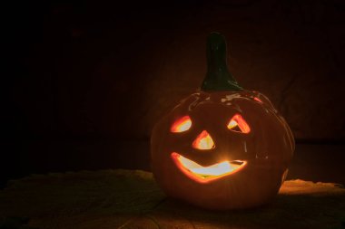 El yapımı kil mum yanan Cadılar Bayramı için şarap yaprak üzerinde kabak