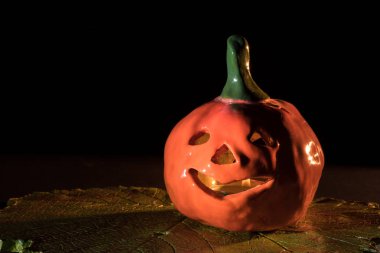 El yapımı kil mum yanan Cadılar Bayramı için şarap yaprak üzerinde kabak