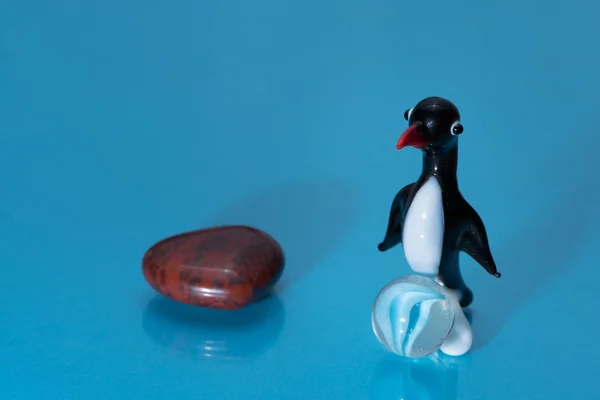 Figurine en verre d'un petit pingouin mignon avec un bec rouge — Photo