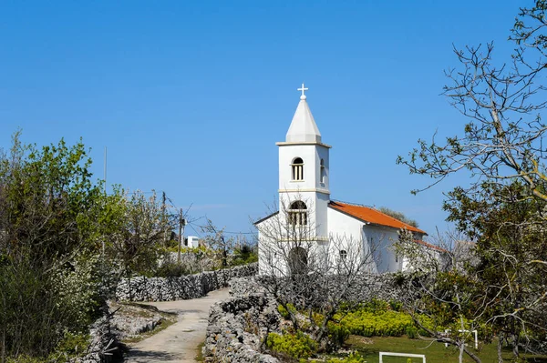 Witte kerkje op een zonnige dag met blauwe lucht — Stockfoto