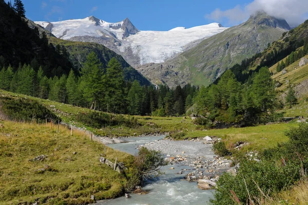 Fiume e ghiacciaio nelle Alpi austriache (Grossvenediger) in summe — Foto Stock