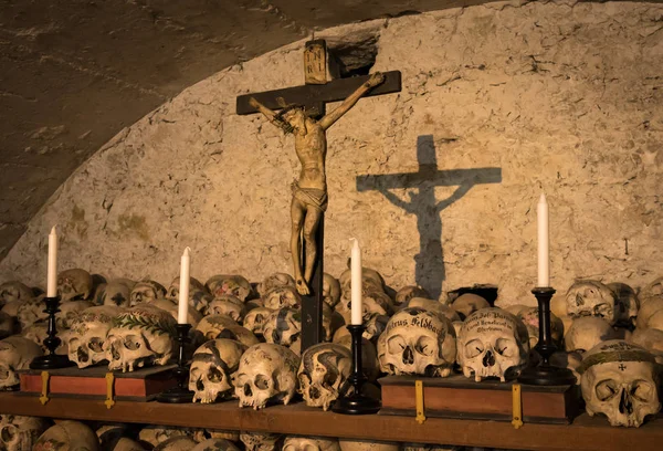 Adları, mumlar ve çapraz ile boyalı kafatasları