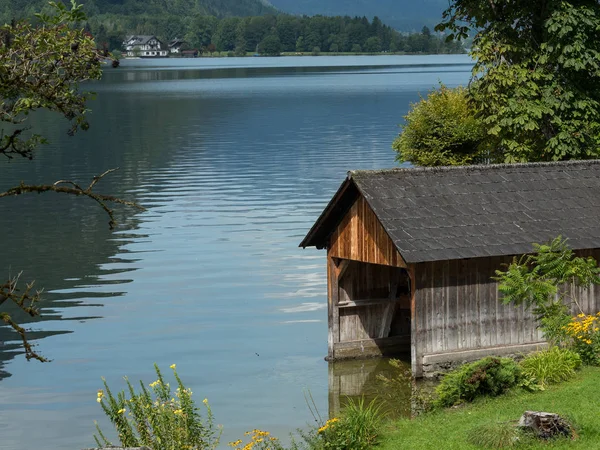 Hallsttter Veja Boathouse, lago e jardim — Fotografia de Stock