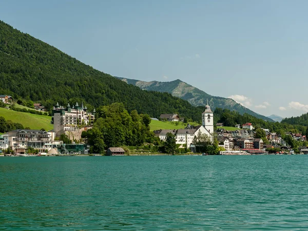 Sankt Wolfgang am Wolfgangsee in summer blue sky — Stock Photo, Image