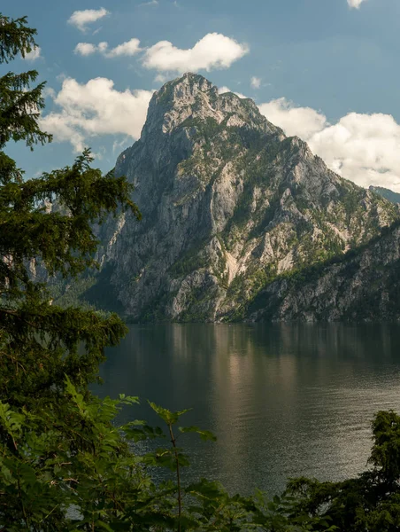 Traunsee e Traunstein (Áustria) lago montanhas e árvores em su — Fotografia de Stock