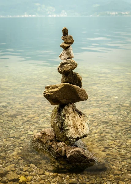 Pale kamień nad brzegiem jeziora Traunsee — Zdjęcie stockowe