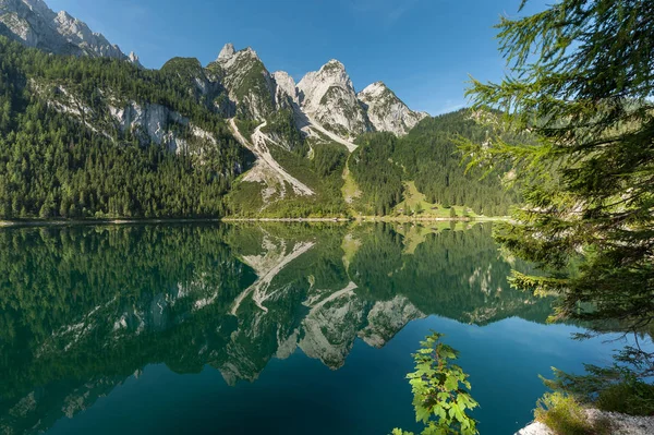 Vorderer Gosausee en Austria en verano, reflexión en el agua — Foto de Stock