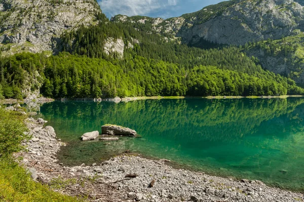 Hinterer Gosausee en Austria en verano, reflexión en el agua — Foto de Stock