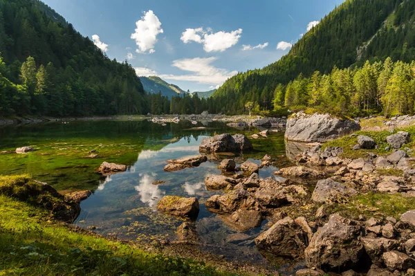 Mittlerer Gosausee in Austria in estate, rocce in acqua — Foto Stock