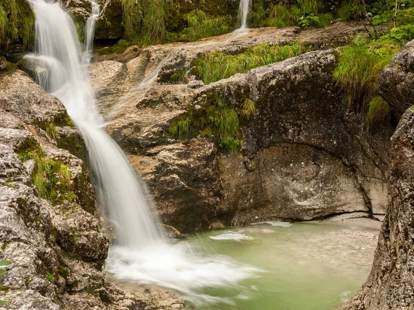 Pequeña cascada cerca de Hallstatt en los Alpes austríacos — Foto de Stock