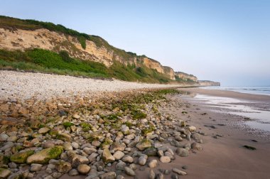 Cliffs Omaha Beach Vierville-sur-Mer yakınındaki bir yaz sabahı