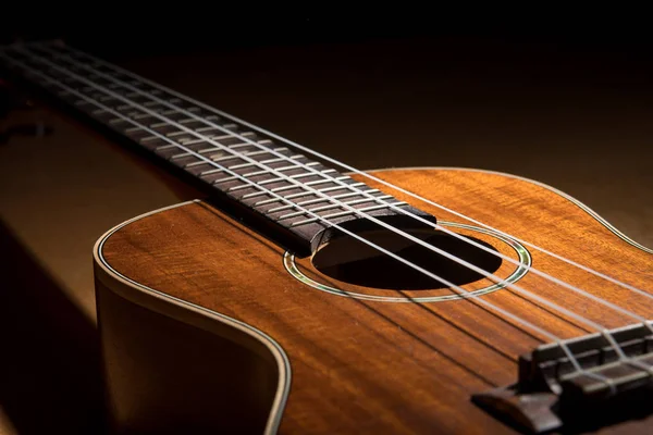 Fechar-se de uma pequena guitarra ukulele chave baixa — Fotografia de Stock