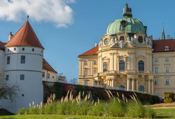 Abbey av Klosterneuburg monastery en solig dag — Stockfoto