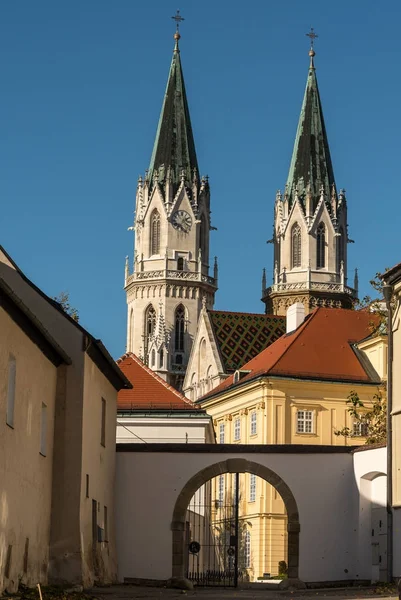 Torres de la iglesia del monasterio de Klosterneuburg en otoño — Foto de Stock