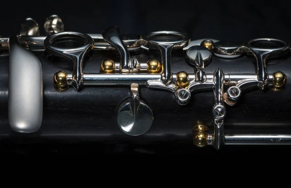 Detalhes de um clarinete com chaves de prata e soquetes dourados — Fotografia de Stock