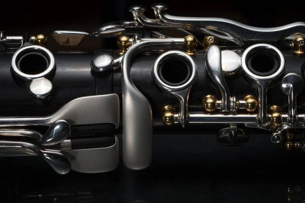 Podrobnosti o klarinet se stříbrné klíče a zlatý — Stock fotografie