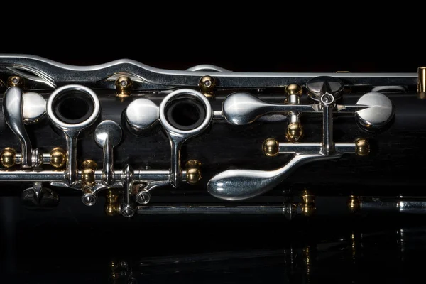 Gümüş anahtar taşı ve altın yuva ile bir klarnet ayrıntılarını — Stok fotoğraf